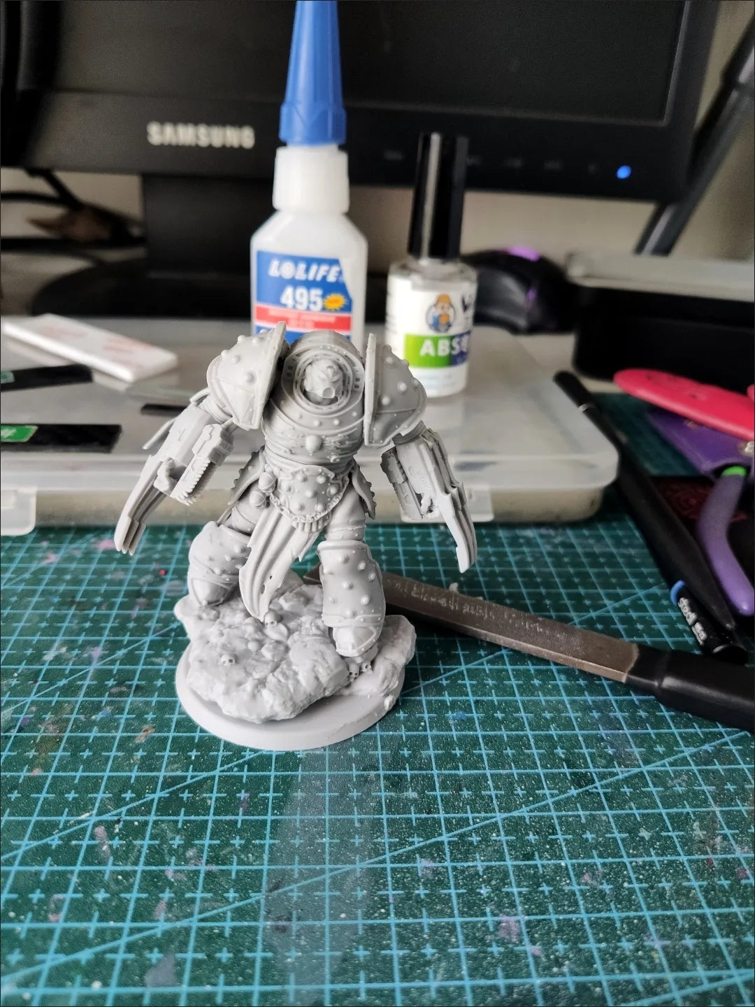 ZBBOY Supervise series | War 40k Carcharodons Tyberos the Red Wake 78mm white sculpture figure, 40k space shark model, space marine figure, Astartes white figurine